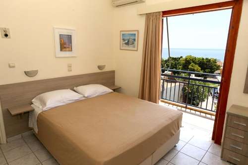 www.hotelkaryatides.gr