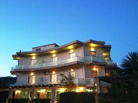 www.sourishotel.gr