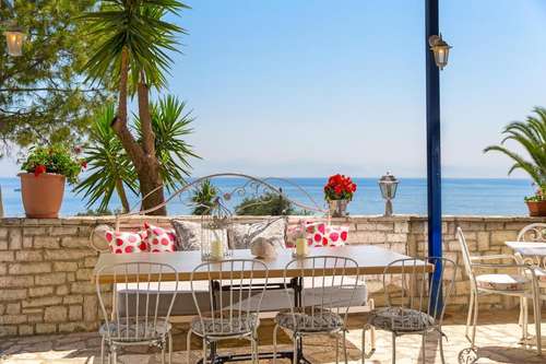 www.aurorahotelcorfu.com