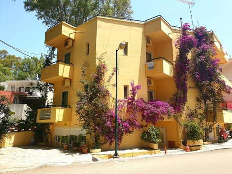 www.hoteldrosia.com