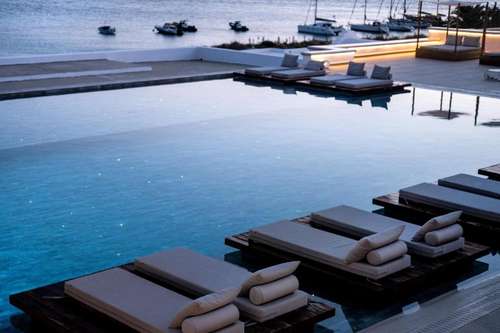 www.hotelmanoulas.gr