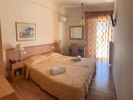www.saronis-hotel.com