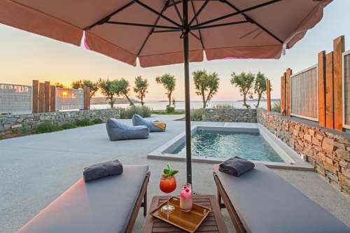 www.paroscomfysuites.com