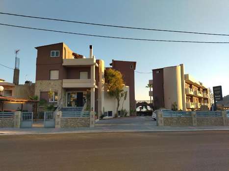 www.hotelharis.com