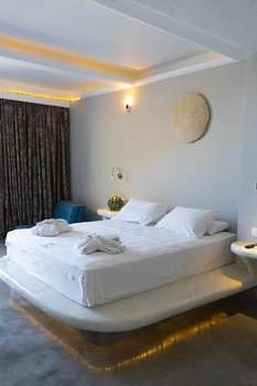 www.demilmarluxurysuites.com