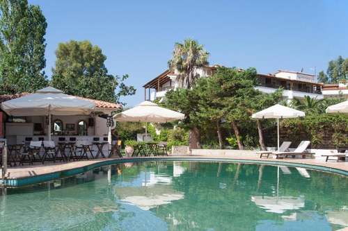 www.arcobeachhotel.com
