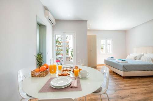 www.korinaaparthotel.com