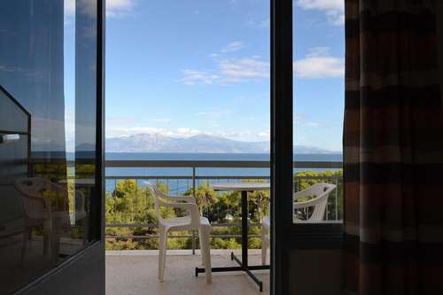 www.hotelmiramarexylokastro.com