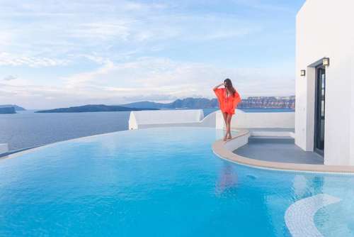 www.ambassadorhotelsantorini.com