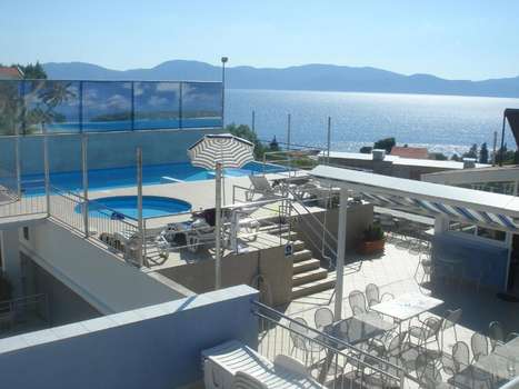 www.aparthotel-pecic.com