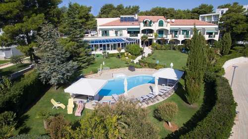 www.hotelvillaradin.com