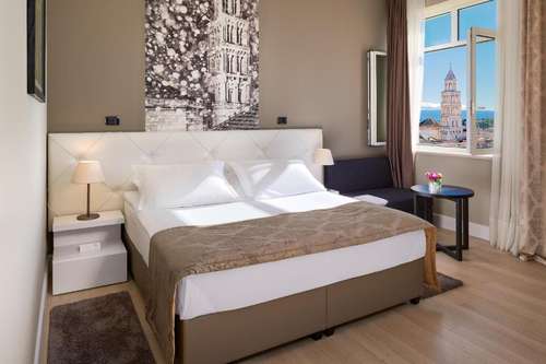 www.cornarohotel.com