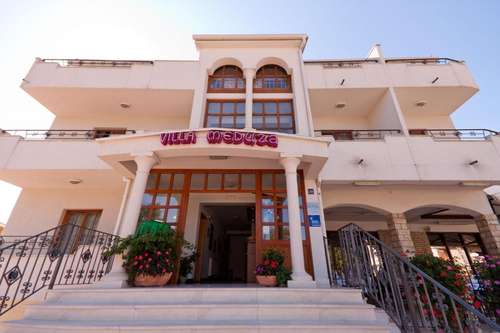 www.hotelmeduza.com