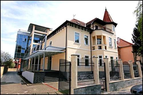 www.hotelvillalenije.com