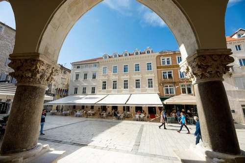 www.hotelsantalucia-central.com