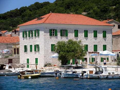 www.hotelmaestral.com