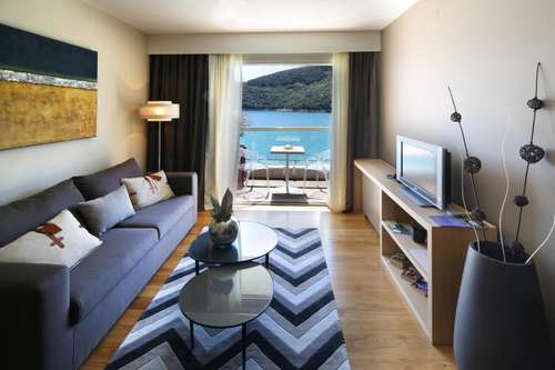 www.adoral-hotel.com