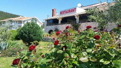 www.hotel-zlatni-lav.com