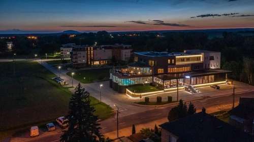 www.kristalyhotelajka.hu
