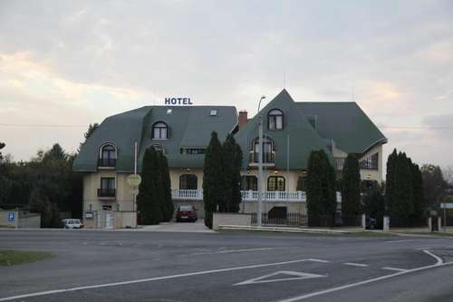 www.hotelholdfeny.hu