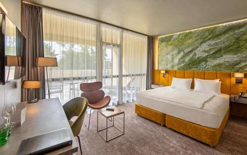 www.hotelazurpremium.hu