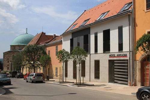 www.hotelarkadiapecs.hu