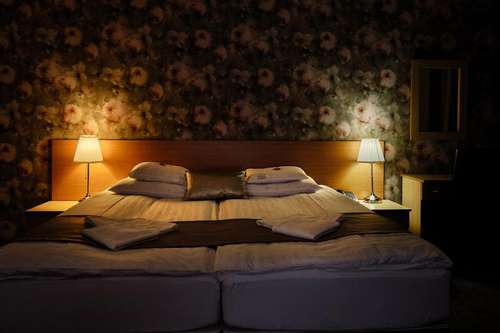www.lugashotel.com