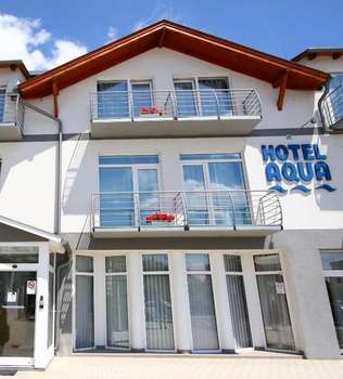 www.hotelaqua-komarom.hu