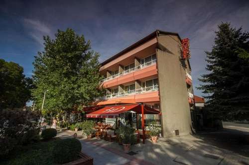 www.hoteldombovar.hu