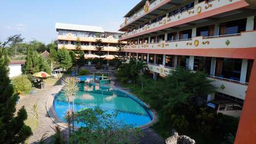 www.hotelsuryaindah.com