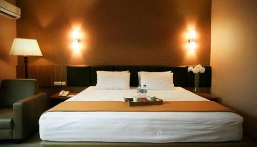 www.hotelradenwijaya.com