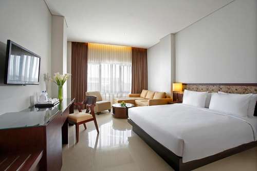 www.hotelsuryayudha.com