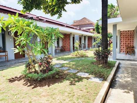www.hotelsanuragung.com