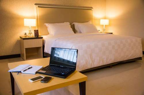 www.bellahotelsurabaya.com