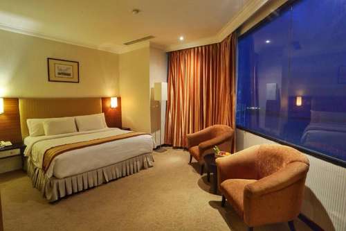 www.almaderahotel.com