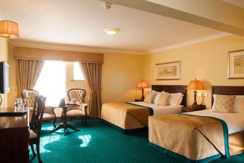 www.meadowcourthotel.com