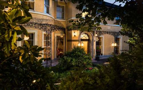 www.viennawoodshotel.com