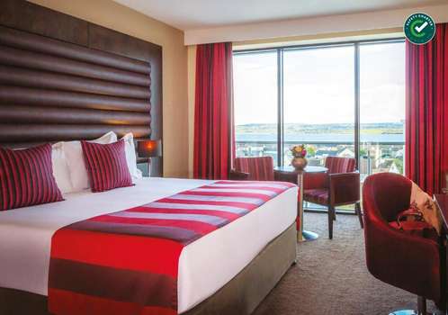 www.loughreahotelandspa.com