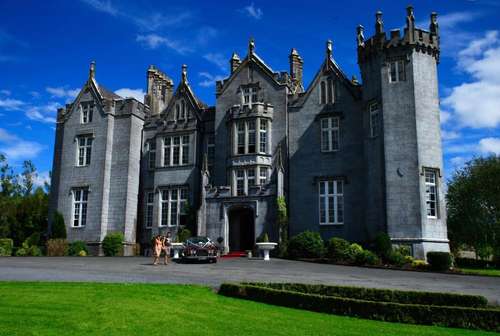www.kinnittycastlehotel.com