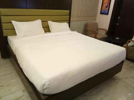 www.hotelnatrajroyal.com