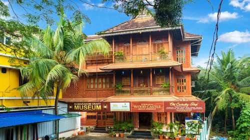 www.kumarakomwoodcastle.com