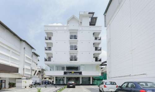 www.hotelcrownsuites.com