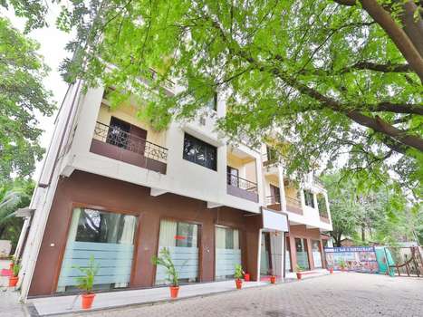 www.hotelshriambica.com