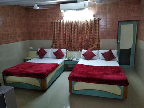 www.hotelmeeradwarka.com