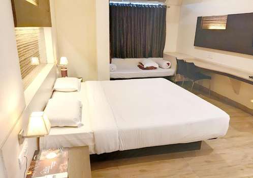 www.hoteladarshapalace.com