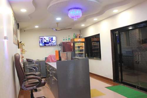 www.hotelshriradhe.com