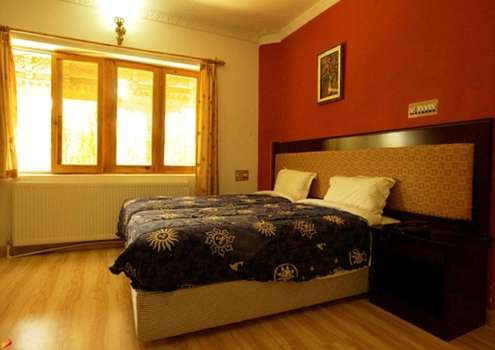 www.hotelkhakshalchubi.com