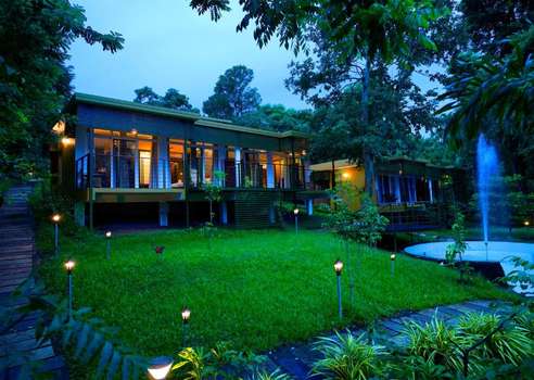 www.kuruvaislandresort.com