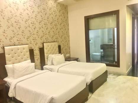 www.leelagrandehotel.com