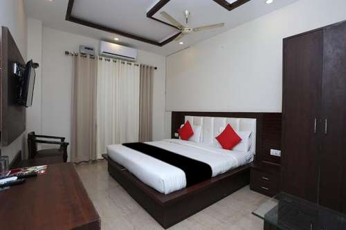www.rajhansresort.com